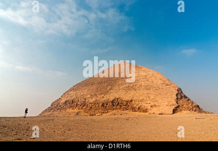 Tourist nimmt Fotos des Snofru verbogene Pyramide (2600 v. Chr.), Dahshur, Ägypten Stockfoto