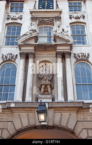 Der Londoner City, West Smithfield A Statue von Heinrich VIII. am Eingang zum Sr-Bartholomäus Krankenhaus Stockfoto