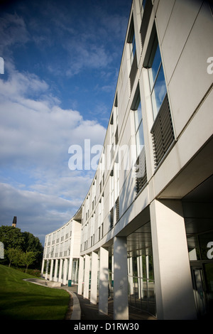 Nottingham University Portland Gebäude modernistischen rückwärtige Fassade im grünen Raum gegen blauen Himmel Stockfoto