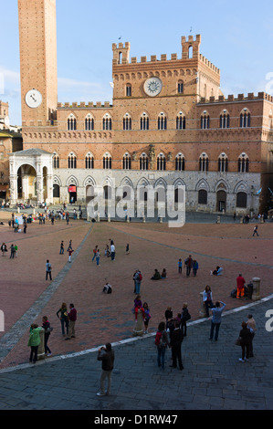 Die Piazza del Campo, Torre del Mangia und das Museo Civico in dem Palazzo Pubblico, das Rathaus - in Siena, Toskana, Italien Stockfoto