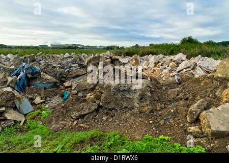 Kippen Fliegen. Illegale Ablagerung von Bauschutt auf Ackerland, Nottinghamshire, England, Großbritannien Stockfoto