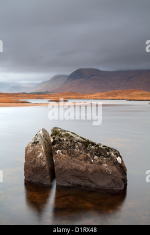 Split Rock man Na Stainge, Rannoch Moor-Schottland Stockfoto