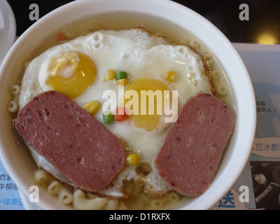 Spiegeleier spam Fleisch Makkaroni Stockfoto