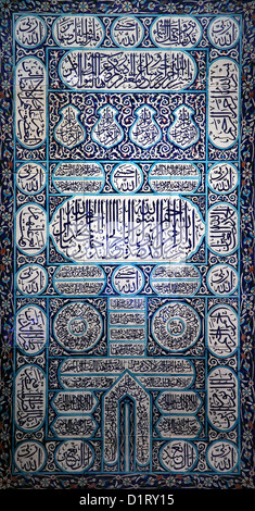 Islamisches Fliesentableau mit der Darstellung der Sitara (Kiswa), der Vorhang, der die Kaaba-Tür in Mekka bedeckt. Beschriftet mit koranischen Versen. Museumssammlung. Stockfoto