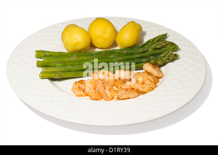 eine Platte mit Spargel, Garnelen und Kartoffeln isoliert auf weißem Hintergrund Stockfoto