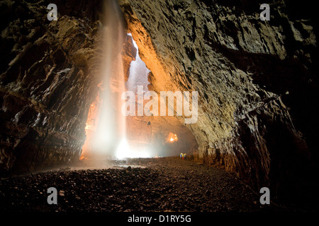 Klaffende Gill Wasserfall-natürliche Höhle North Yorkshire Dales Stockfoto