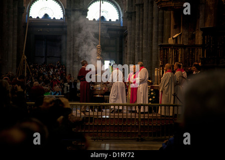 Pilgrim es Masse und des Klerus sind Beleuchtung der Botafumeiro, ein Weihrauch-Brenner durch die Tiroboleiros von Santiago Kathedrale, Spanien Stockfoto