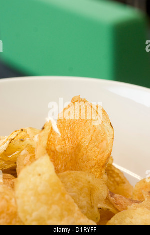 Chips / Kartoffel-Chips in einer Schüssel an einem Buffet Stockfoto