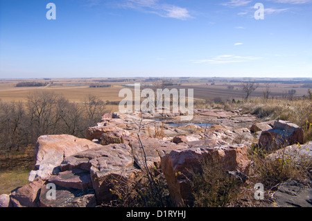 Sioux Quarzit Felsen über Grasland umgeben von Ackerland im Blue Mounds State Park in Minnesota Stockfoto