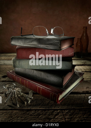 Alten verstaubten Bücher & Lesebrille Stockfoto