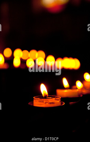 Kerzen in einer Kirche, Yorkshire, Großbritannien Stockfoto