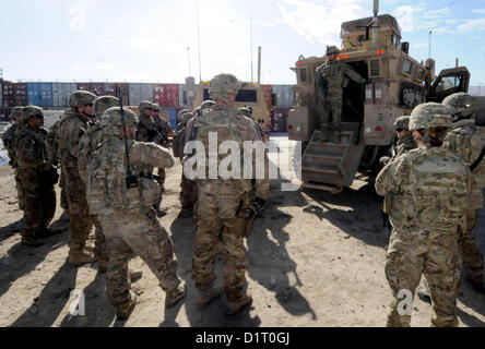 FORWARD OPERATING BASE SMART Afghanistan--US Armee Sgt. Steven Alley, Zabul Provincial Reconstruction Team Sicherheitskräfte, erklärt wie die hintere Tür auf der Mine-resistente Hinterhalt geschützt MAXXPRO während einem Stand unten für Arbeitssicherheit nach vorn Operating Base Smart, Afghanistan Jan. manuell öffnen 3,2013 Mitglieder des PRT Fahrzeug Rollover Bohrer, Waffen Ausgleichsvorgänge teilgenommen und Briefings über gemeinsame Winter Verletzungen. (Foto: U.S. Air Force Senior Airman Patrice Clarke) Stockfoto