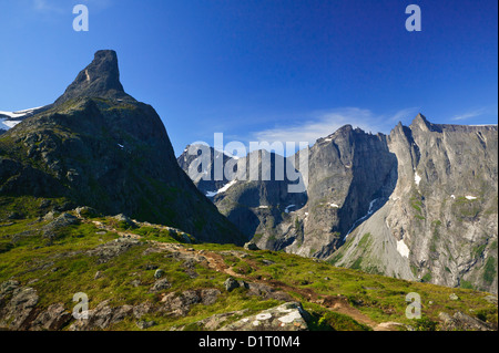 Die peak Romsdalshorn (links) und die Trollmauer und Trolltindane (Hintergrund) im Tal Romsdalen, Østfold, Norwegen. Stockfoto