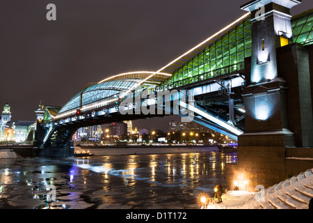 Der Bogdan Khmelnitsky Fussgängerbrücke über Moskau-Fluss. Stockfoto