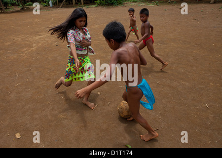 Embera Indianer Kinder Fußball spielen in der embera Puru Dorf Rio Pequeni, Republik Panama. Stockfoto