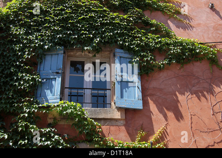 Bunte Häuser im Roussillon im Luberon, Provence, Frankreich Stockfoto