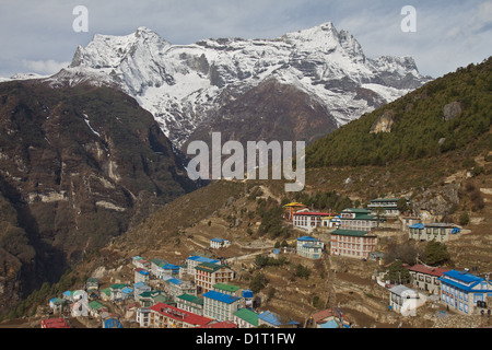 Die Sherpa Stadt Namche Bazar mit dem Berg Kongde Ri Peak im Hintergrund in Khumbu, Nepal, Asien Stockfoto