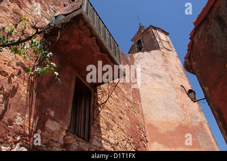 Kirchturm in Roussillon im Luberon, Provence, Frankreich Stockfoto