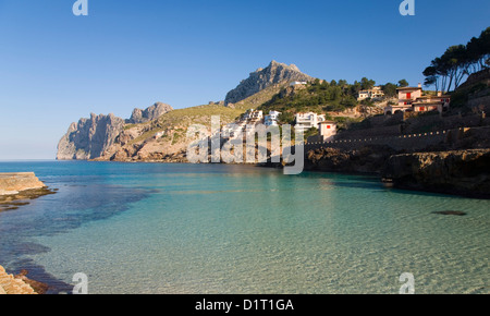 Cala Sant Vicenç, Mallorca, Balearen, Spanien. Blick über Cala Molins, die zerklüftete Halbinsel Formentor. Stockfoto