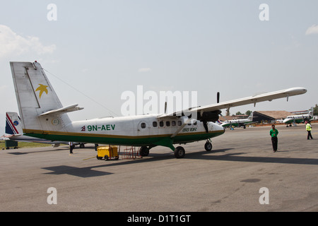 Flugzeuge und Besatzungen auf der Landebahn am Flughafen von Kathmandu nach Lukla, Nepal, Asien fliegen warten Stockfoto