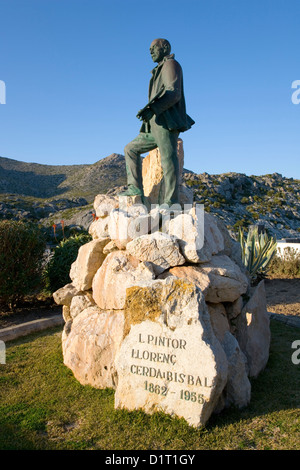 Cala Sant Vicenç, Mallorca, Balearen, Spanien. Denkmal für mallorquinischen Künstlers Llorenç Cerdá ich Bisbal über Cala Barques. Stockfoto