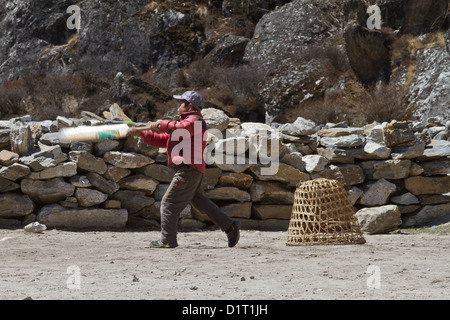 Ein kleiner Junge spielt Cricket mit einer improvisierten Pforte in einem nepalesischen Dorf in der Khumbu-Tal Nepal, Asien Stockfoto