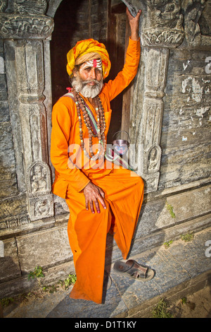 Ein Sadhu heiliger Mann im Pashupatinath Tempel auf den Bagmati Fluss Kathmandu Nepal Asien Stockfoto