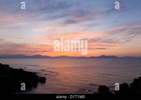 Colònia de Sant Pere, Mallorca, Balearen, Spanien. Blick über die Badia d'Alcúdia nach Sonnenuntergang. Stockfoto