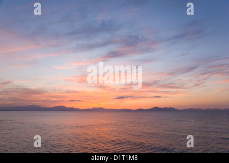 Colònia de Sant Pere, Mallorca, Balearen, Spanien. Blick über die Badia d'Alcúdia nach Sonnenuntergang. Stockfoto