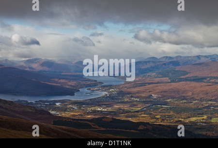 Blick auf Fort William, Corpach, Loch Linnhe, Loch Eil, Caledonian Canal und Neptuns Treppe aus Aonach Mor-Skigebiet Stockfoto