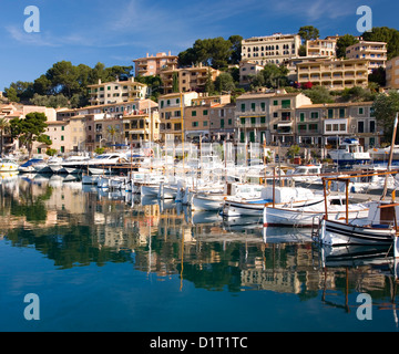 Port de Sóller, Mallorca, Balearen, Spanien. Blick über den Hafen. Stockfoto