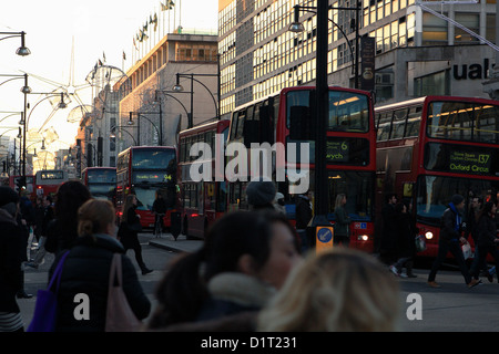 Warteschlangen von Bussen und Menschen in der Oxford Street, London Stockfoto