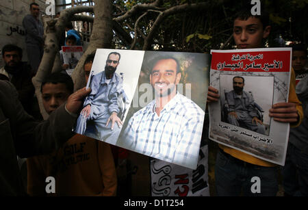 4. Januar 2013 - Jerusalem, Jerusalem, Palästina - israelischen und palästinensischen linke Aktivisten halten Plakate während einer Protestaktion Solidarität mit Palästinensern im Stadtteil Ost-Jerusalem von Issawija und palästinensische Gefangene auf Hunger Streik, 4. Januar 2013 (Credit-Bild: © Mahfouz Abu Türke/APA Images/ZUMAPRESS.com) Stockfoto