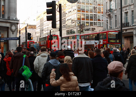 Busse und Menschenmassen in der Oxford Street, London Stockfoto