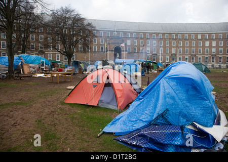 Das Chaos und die Zerstörung von Demonstranten im "Bristol zu besetzen" Camp zurückgelassen Stockfoto