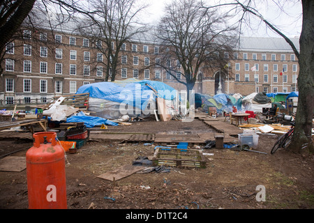 Das Chaos und die Zerstörung von Demonstranten im "Bristol zu besetzen" Camp zurückgelassen Stockfoto