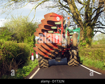 Landwirt in seinem Traktor bewegt einen großen Pflug Grafschaft Gasse, 11. April 2012 Stockfoto