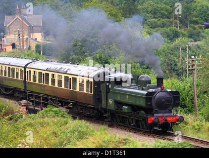 GWR 0-6-0 Pannier Tank No.3650 dampft aus Highley Bahnhof und südlich in Richtung obere Arley, Severn Valley Railway leitet Stockfoto