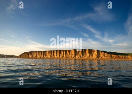 East Cliff, West Bay, in der Nähe von Bridport, Dorset, Großbritannien, von einem Boot auf einem Herbstabend Stockfoto