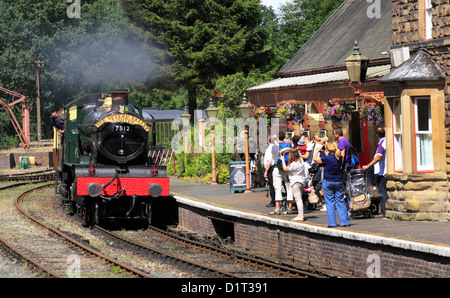 Passagiere warten auf Dampf Lok-No.7812 'Erlestoke Manor", steigen Sie am Bahnhof entfernt, Severn Valley Railway Stockfoto