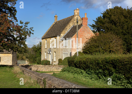 Cotswold Cottage im spät Sommer Stockfoto