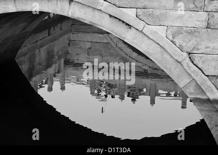 Dies ist ein Brückenbogen in der verbotenen Stadt in Peking, China. Ich nahm die Reflexionen der Menschen und Brücke im Wasser. Stockfoto