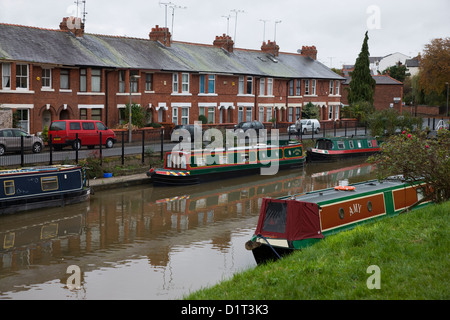 Reihenhäuser entlang der Shropshire Union Canal in Chester, Cheshire Stockfoto