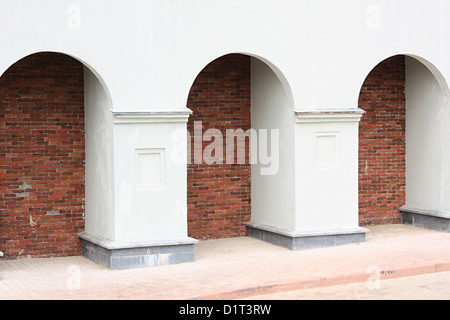 Blinde Arcade- und Abschattungsbereiche Mauer verputzt Stockfoto