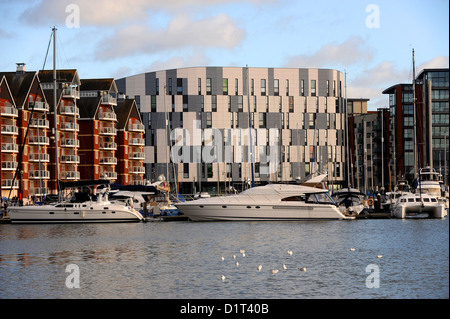 Yachten vor Anker von der Suffolk University Campus Gebäude in der Waterfront Development bei Ipswich - 2013 Stockfoto