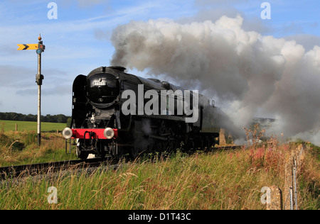 Wieder aufgebaut Bulleid Pacific, Schlacht von Großbritannien Klasse, "Sir Keith Park" 4-6-2 No.34053 dampft in Richtung Kidderminster Stockfoto