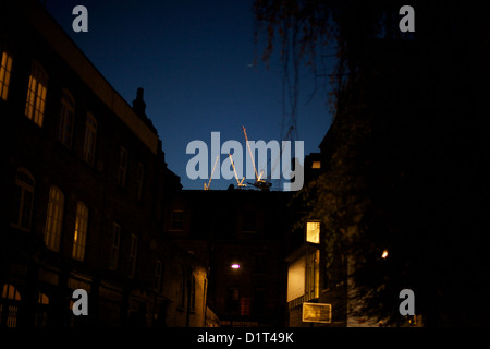 Krane vor einem tiefen azurblauen Himmel Stockfoto