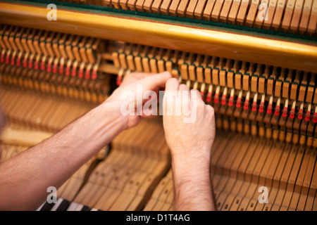 Mann-tuning-Klavier Stockfoto