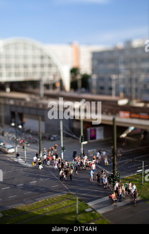 Berlin, Deutschland, Fußgänger überqueren die Karl-Liebknecht-Straße Stockfoto