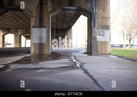 unter einer großen Straßenbrücke Stockfoto
